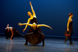 4 balletdanseressen, in zwart gekleed